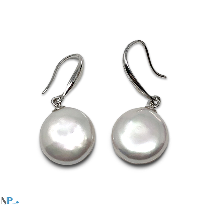 Boucles d'oreilles d'authentiques perles de culture d'eau douce. Forme palet avec une tres jolie surface. Montees en dormeuses, ces boucles en Argent massif plaqué Or gris sont belles tout simplement